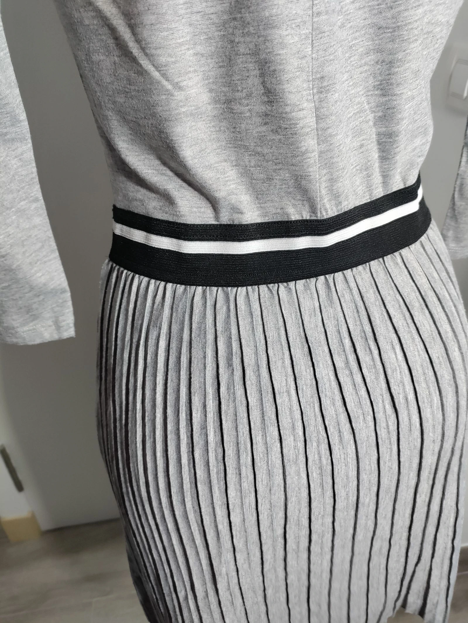 Vestido gris plisado cintura elástica negra – Green Coast – Talla 40 – photo 10